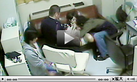 つい魔がさして万引きして捕まったカップル、通報だけはしないでくださいと警備員に口止めとして彼女を売る彼氏！